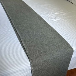 Manta cinza para o pé da cama